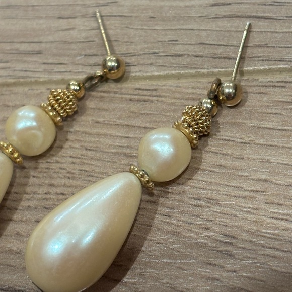 vintage faux pearl gold-tone drop earrings - Picture 4 of 5